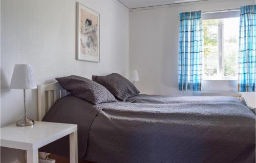 ベートランダにある2 Bedroom Pet Friendly Apartment In Vetlandaのベッドルーム1室(ベッド1台、テーブル、窓付)