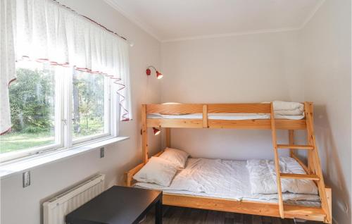 Pokój z 2 łóżkami piętrowymi i biurkiem w obiekcie Lovely Home In Lrbro With Kitchen w mieście Ire