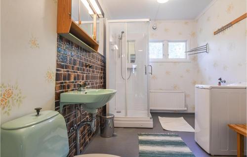 Koupelna v ubytování Lovely Home In Lrbro With Kitchen