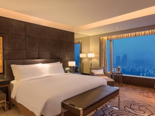Postel nebo postele na pokoji v ubytování Kempinski Hotel Chongqing - Complimentary 500ml Home-Brewed beer voucher upon check-in