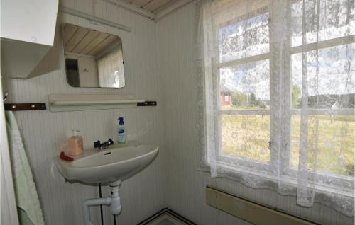 Ett badrum på Pet Friendly Home In Mrdaklev With Kitchen