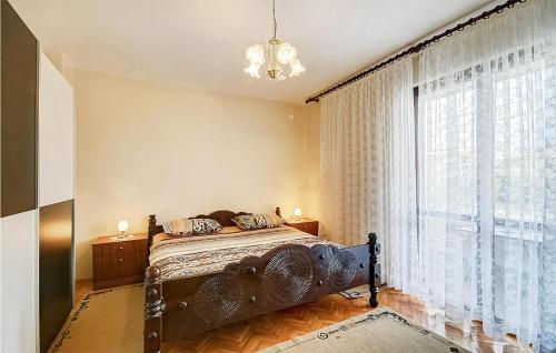 um quarto com uma cama e uma grande janela em Nice Apartment In Pula With Kitchen em Pula