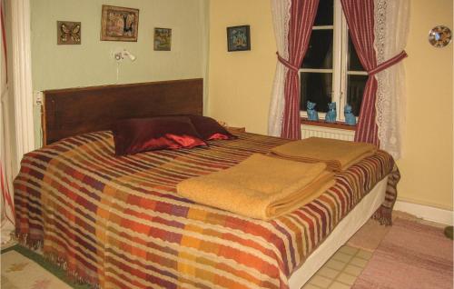 een bed met een kleurrijke deken en een raam bij Nice Home In Hrby With 1 Bedrooms And Wifi in Hörby