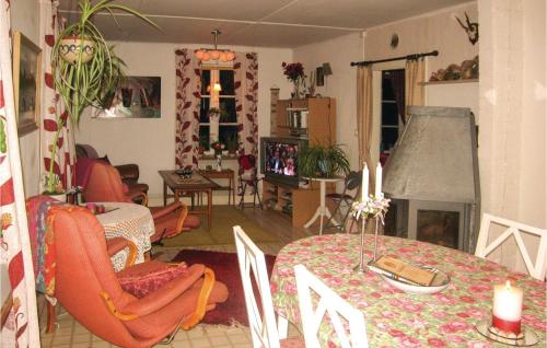 een woonkamer met een tafel en een eetkamer bij Nice Home In Hrby With 1 Bedrooms And Wifi in Hörby
