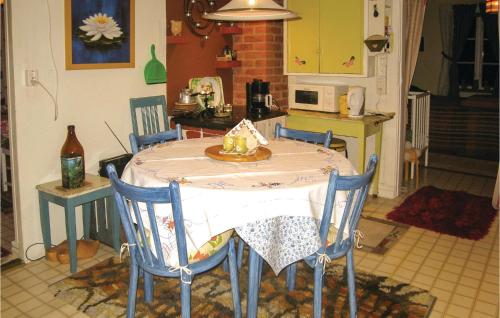 een keuken met een tafel en stoelen met een cake erop bij Nice Home In Hrby With 1 Bedrooms And Wifi in Hörby