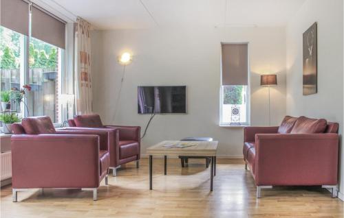 a living room with leather chairs and a table at Amazing Home In Winterswijk With Wifi in Winterswijk