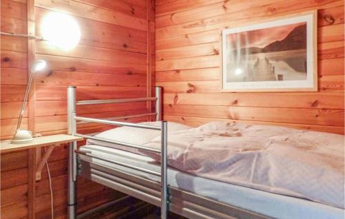 1 dormitorio con 1 litera en una pared de madera en Stunning Home In Staufenberg With Wifi, en Staufenberg