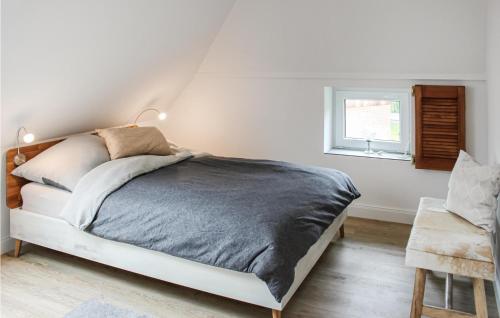 een witte slaapkamer met een bed en een raam bij Wendischer Hof in Wendisch Evern