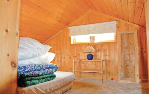 FoskrosにあるGorgeous Home In Idre With Kitchenの木製の部屋にベッド1台が備わるベッドルーム1室があります。