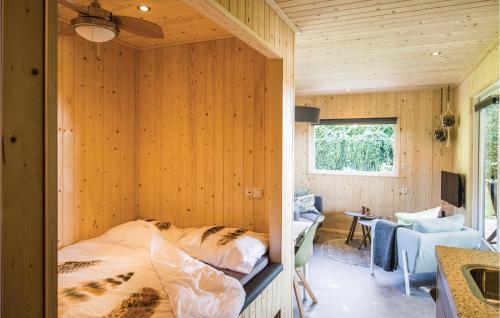 BruchterveldにあるLovely Home In Bruchterveld With Kitchenの木製の壁のベッドルーム1室(ベッド1台付)