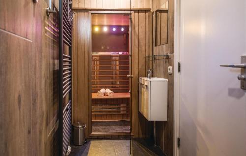 BruchterveldにあるLovely Home In Bruchterveld With Kitchenの小さなお部屋で、木製の壁のクローゼットが備わります。