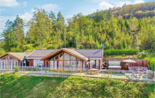 an aerial view of a house with a conservatory at 4 Bedroom Awesome Home In Farsund in Herad