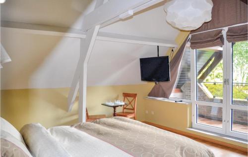 Schlafzimmer mit einem Bett und einem Fenster in der Unterkunft Nice Home In Kinrooi With Kitchen in Kinrooi