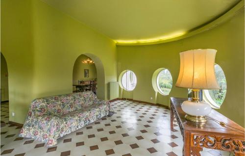 a living room with a couch and a table with a lamp at Tenuta Aliano in Corchiano