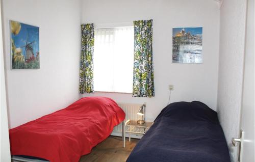ユリアーナドルプにあるOoghduyne Emma 165のベッドルーム1室(赤いベッド1台、窓付)