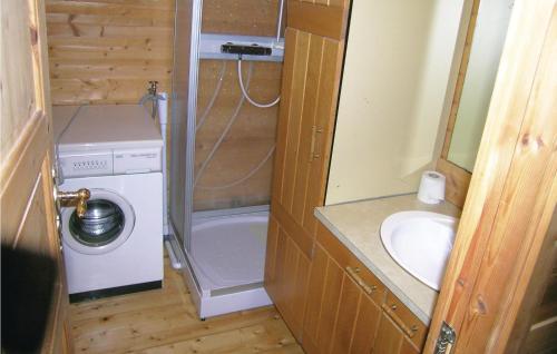 baño pequeño con lavadora y lavamanos en Cozy Home In Lyngdal With Kitchen, en Osestad