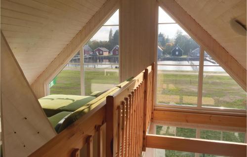 Un balcón o terraza en Beach Front Home In Zerpenschleuse