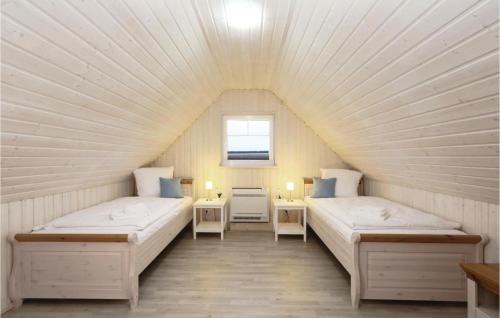 Ένα ή περισσότερα κρεβάτια σε δωμάτιο στο Stunning Home In Zerpenschleuse With 2 Bedrooms And Wifi