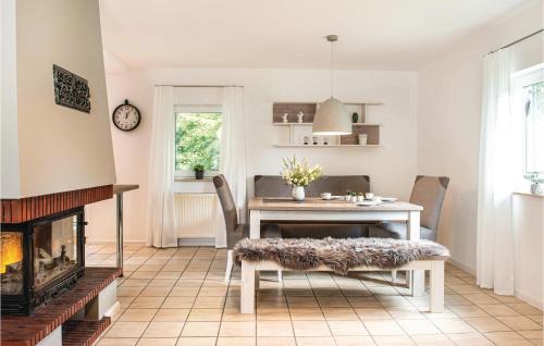 een eetkamer met een tafel en een open haard bij Ferienhaus 19 In Thalfang in Thalfang