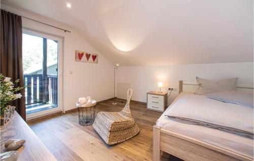 een slaapkamer met een bed en een groot raam bij Ferienhaus 19 In Thalfang in Thalfang