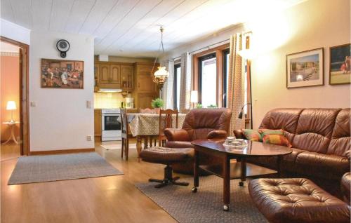 維默比的住宿－2 Bedroom Amazing Home In Vimmerby，客厅配有皮革家具和桌子