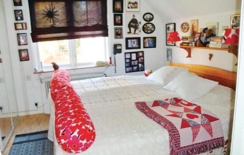 En eller flere senge i et værelse på Lovely Home In Spnga With Kitchen