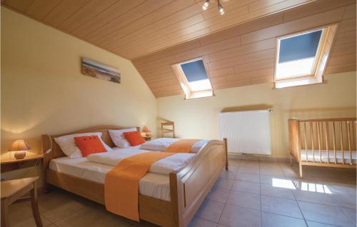 1 dormitorio con 1 cama en una habitación con ventanas en Haus Engel-gabriel en Steffeshausen