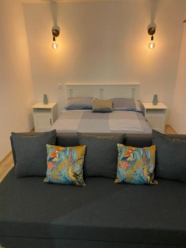 une chambre avec un grand lit avec deux oreillers dans l'établissement Studio Saint cyprien Plage, à Saint-Cyprien