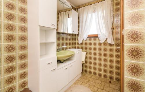 Koupelna v ubytování Awesome Home In Moschendorf With Lake View