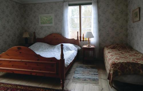 um quarto com 2 camas e uma janela em 5 Bedroom Lovely Home In Fgelfors em Fåglebo