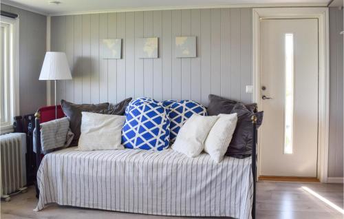 un divano con cuscini in una stanza di Stunning Home In Filtvet With Kitchen a Filtvet