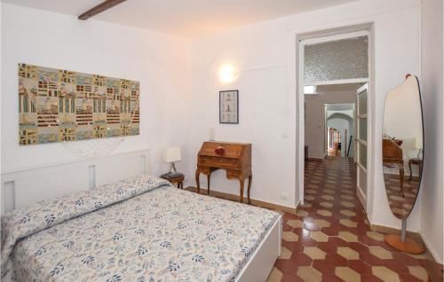 1 dormitorio con cama, mesa y espejo en 1 Bedroom Amazing Apartment In Sanremo im, en Villa San Secondo