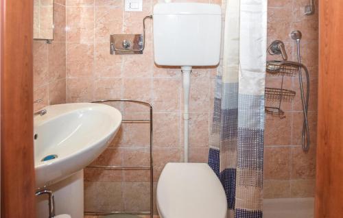 y baño con aseo y lavamanos. en 1 Bedroom Amazing Apartment In Sanremo im, en Villa San Secondo