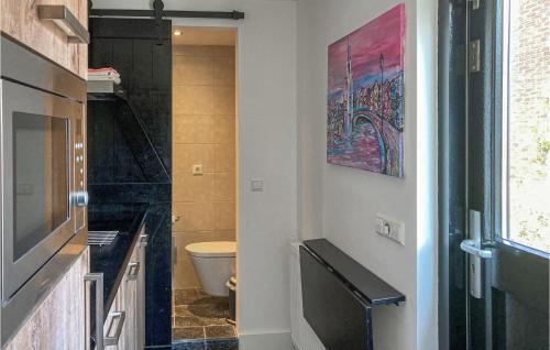 een badkamer met een wastafel en een toilet. bij Gorgeous Home In Bunschoten-spakenb, With Kitchen in Bunschoten