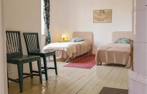 Un pat sau paturi într-o cameră la Nice Home In Mantorp With Kitchen