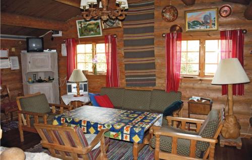 comedor con mesa y sillas en una cabaña en 2 Bedroom Cozy Home In mli, en Støylen