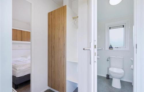 ein weißes Bad mit einem WC und einem Bett in der Unterkunft Amazing Home In Ssel With Kitchen in Süsel