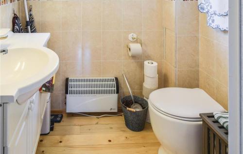 La salle de bains est pourvue de toilettes et d'un lavabo. dans l'établissement Pet Friendly Home In Rygge With Kitchen, à Rygge