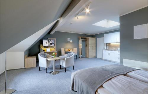 um quarto com uma cama, uma mesa e cadeiras em Cozy Apartment In Dagebll With Kitchenette em Dagebüll