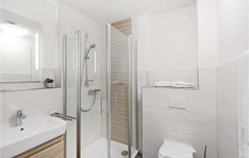 ダゲビュルにあるCozy Apartment In Dagebll With Kitchenetteの白いバスルーム(シャワー、シンク付)