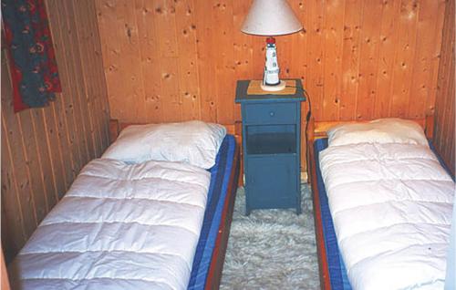 2 lits dans une chambre avec une lampe et une table dans l'établissement Beautiful Home In Agdenes With 3 Bedrooms, à Selva