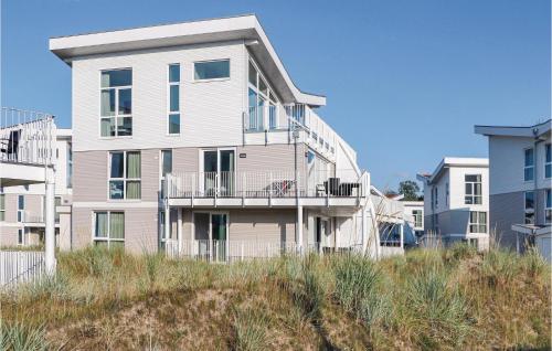 um edifício de apartamentos na praia com condomínios em Dnenvilla Deluxe em Travemünde