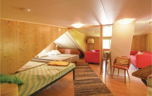 1 dormitorio con 2 camas y 1 sofá en una habitación en 2 Bedroom Beautiful Home In Hunnebostrand en Hunnebostrand
