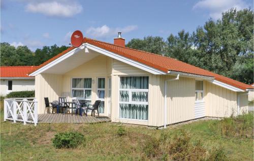 un piccolo cottage bianco con terrazza di Freibeuterweg 7 - Dorf 6 a Priwall