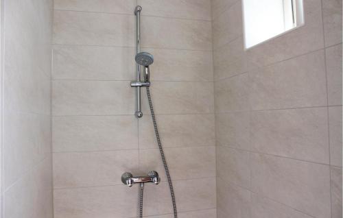 een douche met een douchekop in de badkamer bij Te Warskip in Andijk