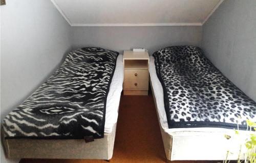 Ліжко або ліжка в номері Awesome Home In Holsljunga With Kitchen