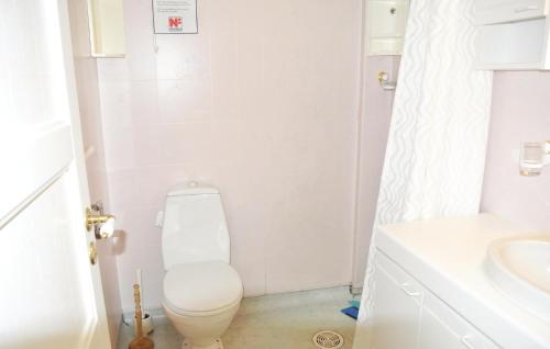 Et badeværelse på Stunning Home In sgrdstrand With Wifi
