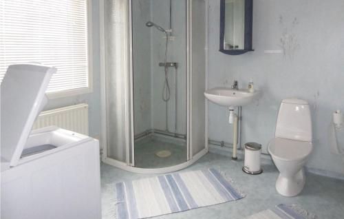 y baño con ducha, aseo y lavamanos. en Beautiful Home In Eskilstuna With Kitchen en Eskilstuna