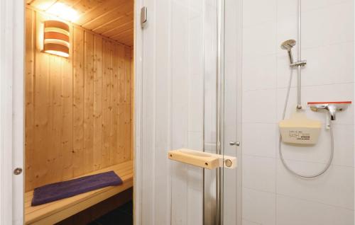 KutzowにあるReetdachhaus 17 Auf Usedomのバスルーム(シャワー、木製の壁付)
