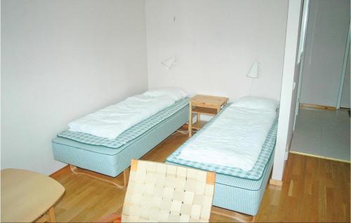 ブラネースにあるAmazing Apartment In Sysslebck With 2 Bedroomsのベッド2台 テーブル付